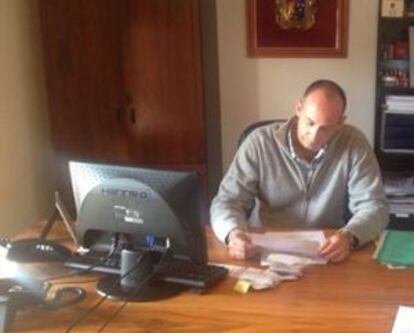 El alcalde de Casarrubuelos en su despacho municipal tras su detención.