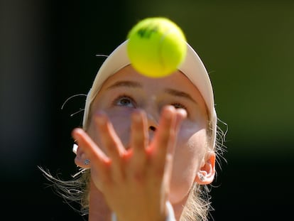 Rybakina sirve durante el partido de semifinales contra Halep en Wimbledon.