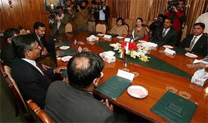 Las delegaciones india y paquistaní, en la mesa de negociación durante el primer día de las conversaciones.