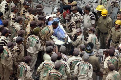 Los equipos de rescate extraen de los escombros a una de las víctimas.