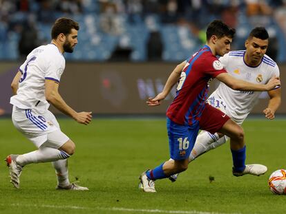 Pedri, ante Nacho y Casemiro, en el último clásico en la Supercopa de España.