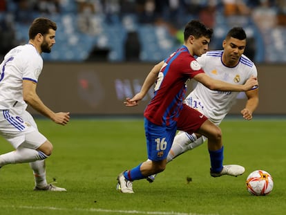 Pedri, ante Nacho y Casemiro, en el último clásico en la Supercopa de España.