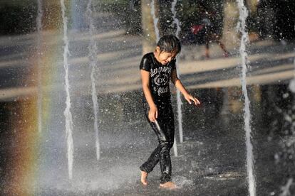 Una niña juega en las fuentes de Battery Park, Nueva York, durante el fin de semana de Labor Day.