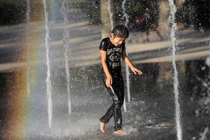 Una ni&ntilde;a juega en las fuentes de Battery Park, Nueva York, durante el fin de semana de Labor Day. 