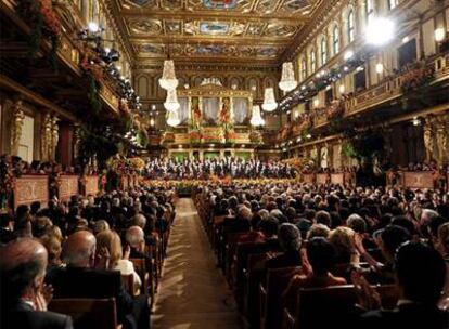 Vista general del Musikverein de Viena (Austria) donde, como cada 1 de enero, la Orquesta Filarmónica de la ciudad ha ofrecido su Concierto de Año Nuevo. Este año el encargado de dirigirlo ha sido, por vez primera, el Daniel Barenboim. A los 66, el maestro argentino-isrelí, se ha convertido en el décimocuarto director con el privilegio de conducir el emblemático concierto desde que comenzó a celebrarse, en 1939.