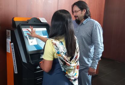 La senadora Indira Kempis y el emprendedor José Rodríguez, frente al cajero de bitcoin en el Senado.