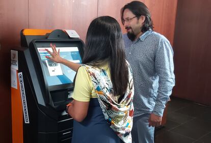 La senadora Indira Kempis y el emprendedor José Rodríguez, frente al cajero de bitcoin en el Senado.
