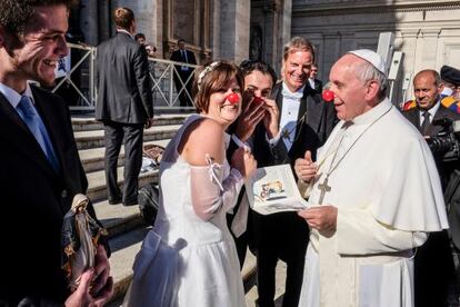 El Papa, con la nariz roja, junto a los reci&eacute;n casados miembros de una ONG de payasos.