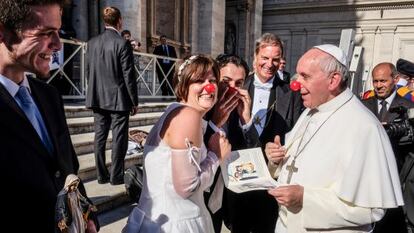 El Papa, con la nariz roja, junto a los recién casados miembros de una ONG de payasos.
