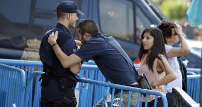 El abrazo de un viandante a uno de los policías que vigilan la Puerta del Sol.