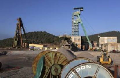 Vista de los exteriores de la mina de Iberpotash en Súria (Barcelona), donde dos mineros murieron este sábado al desprenderse el techo de la galería mientras realizaban tareas de mantenimiento en una máquina de extracción.
