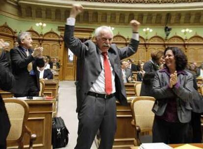 Diputados del Parlamento suizo celebran ayer el rechazo al nombramiento de Christoph Blocher.