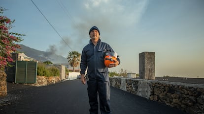 O geólogo Raúl Pérez em frente à chamada “zona de guerra” do vulcão de La Palma.