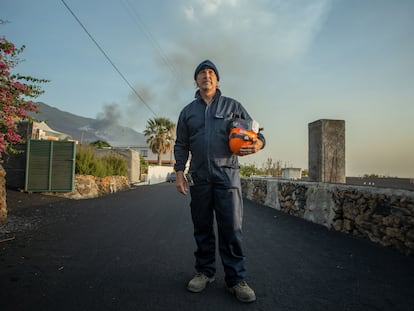 El geólogo Raúl Pérez, frente a la llamada "zona de guerra" del volcán de La Palma.
