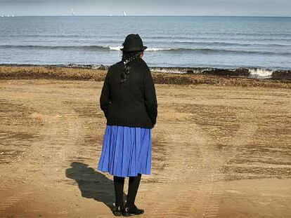 María Basilia, madre de Carlos Alonso Palate, ayer en la playa de la Malvarrosa, en Valencia.