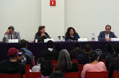 Grupo Interdisciplinario de Expertos Independientes (GIEI), Francisco Cox, Ángela Buitrago, Claudia Paz y Carlos Martín Beristaín, participan en una rueda de prensa este lunes, en Ciudad de México (México).