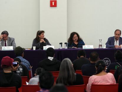 Grupo Interdisciplinario de Expertos Independientes (GIEI), Francisco Cox, Ángela Buitrago, Claudia Paz y Carlos Martín Beristaín, participan en una rueda de prensa este lunes, en Ciudad de México (México).