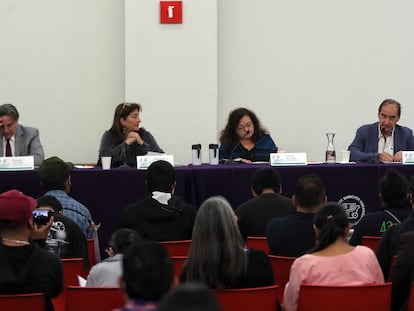 Grupo Interdisciplinario de Expertos Independientes (GIEI), Francisco Cox, Ángela Buitrago, Claudia Paz y Carlos Martín Beristaín, participan en una rueda de prensa este lunes, en Ciudad de México (México).