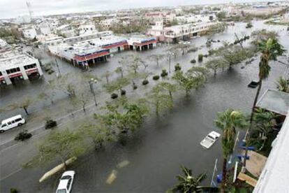 Varias calles del centro de Cancún quedaron anegadas tras el paso del huracán Wilma por la península de Yucatán.