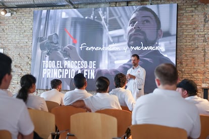 Alumnos de la Escuela de Hostelería Cruzcampo asisten a una clase, el pasado lunes.