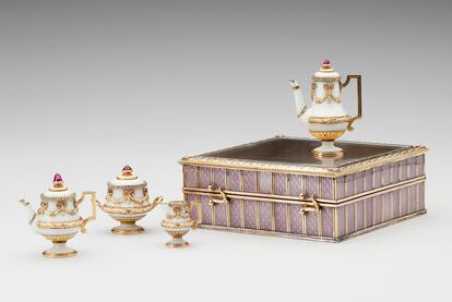 La muestra de la obra de Fabergé explica cómo los propietarios de estos objetos han ido dando forma a la colección y de qué manera su vida está ligada a estas obras, hechas a menudo por encargo para satisfacer los caprichos de los monarcas. En la imagen  un juego de té en miniatura que perteneció a la reina Alexandra, cerca de 1900.