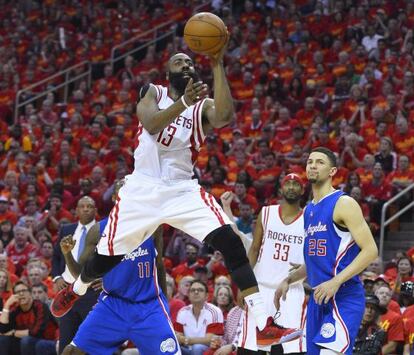 James Harden, lanza ante la mirada de Rivers.