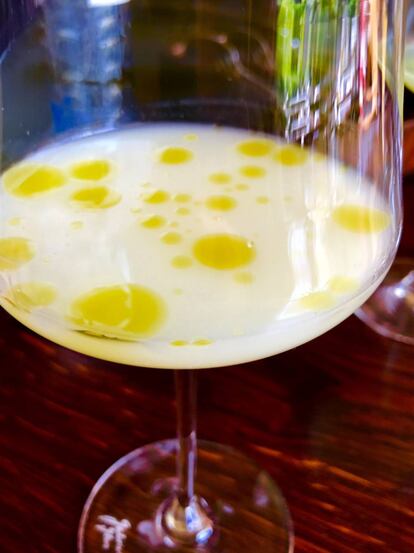LECHE DE FRESAS AL ACEITE DE SALSIFÍ / CAPEL