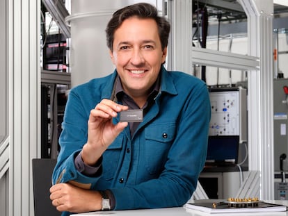 Darío Gil muestra el procesador cuántico Osprey en las instalaciones de IBM Research en Nueva York.
