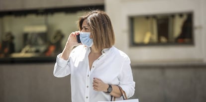 Una mujer protegida con mascarilla en una calle del centro de Sevilla,