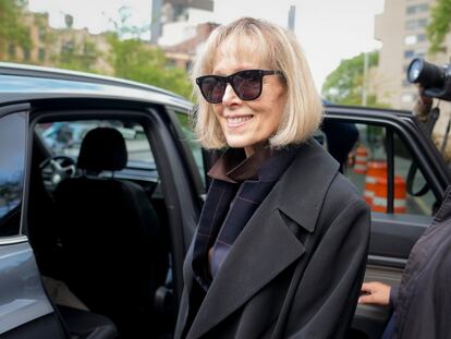 E. Jean Carroll, este jueves a su salida del tribunal en Manhattan (Nueva York).