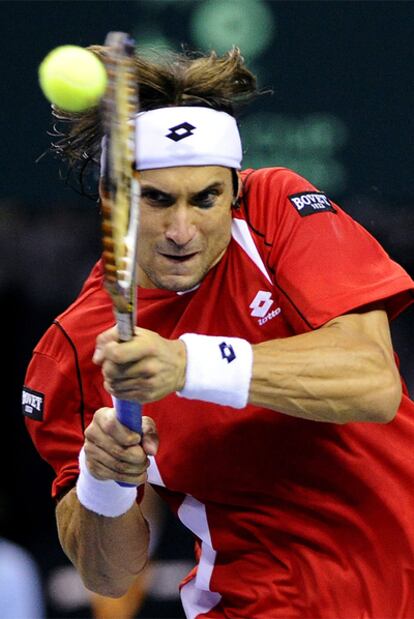 El tenis David Ferrer devuelve la bola a Andy Roddick en el primer partido de cuartos.