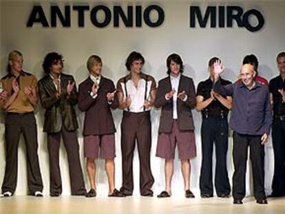 Antonio Miró saluda al público con sus modelos tras finalizar el desfile que ha abierto la Pasarela Gaudí.