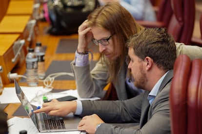 El procurador de Unidas-Podemos, Pablo Fernández, junto al procurador de Vox, Miguel Suárez, en las Cortes de Castilla y León en mayo.