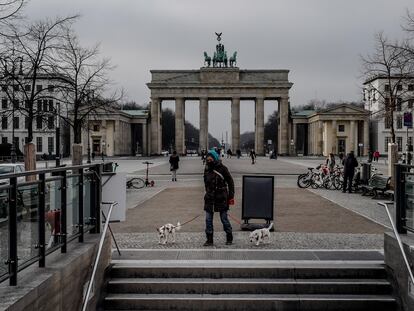 Varias personas deambulan frente a la Puerta de Brandeburgo, en Berlín (Alemania) el pasado 11 de enero.