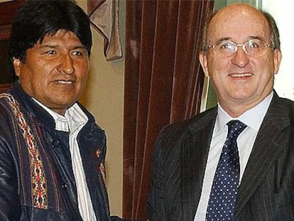Evo Morales saluda a Antonio Brufau, el pasado 3 de marzo.