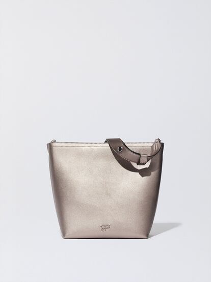 Give your day-to-day a sophisticated touch with this metallic bag from Parfois. A classic, timeless design with a color that will give a punch to your everyday looks. €23.99/$39.99.

