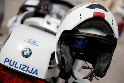 El casco y la motocicleta de un agente de tráfico en Zejtun (Malta), en 2016.