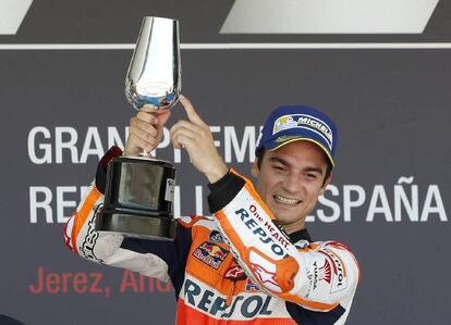 El piloto de MotoGP Dani Pedrosa (Repsol Honda) en el podium tras ganar el Gran Premio de España.