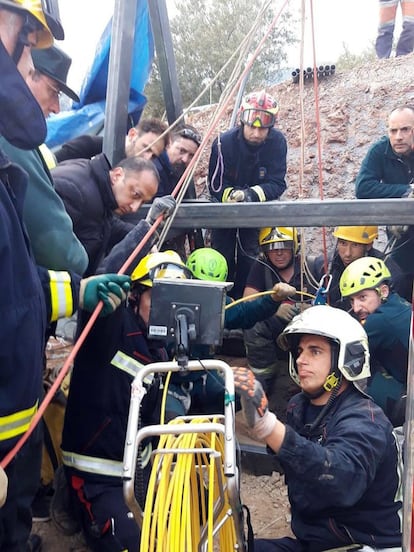 Después de intentar, sin éxito, introducir un teléfono móvil atado a una cuerda para llegar hasta el niño, se probó con una cámara robotizada. El objetivo era ver dónde estaba el menor y cómo se encontraba. A 71 metros bajo tierra la cámara chocó con un tapón de tierra lo que obligó a barajar otras posibilidades. En la imagen, el delegado del Gobierno en Andalucía, Alfonso Rodríguez Gómez de Celis (a la izquierda), observa los trabajos de búsqueda de Julen.