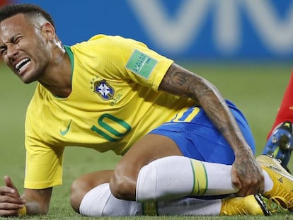 Neymar sente uma pancada contra a Bélgica.