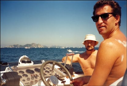 Feijóo con el contrabandista Dorado, a bordo de la embarcación de este, en la ría de Vigo en el verano de 1995.