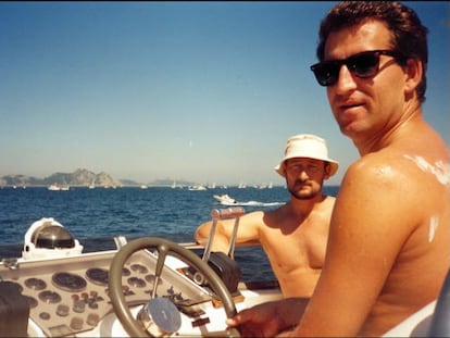 Feijóo con el contrabandista Dorado, a bordo de la embarcación de este, en la ría de Vigo en el verano de 1995.