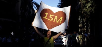 Uno de los participantes en la concentraci&oacute;n y manifestaci&oacute;n celebrada en Valencia en el cuarto aniversario del Movimiento 15-M.