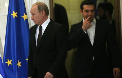 El presidente ruso, Vlad&iacute;mir Putin, y el primer ministro griego, Alexis Tsipras, el viernes en Atenas.