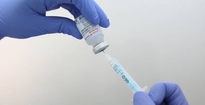 Un profesional sanitario sostiene un vial de la vacuna de Moderna contra el Covid-19.
