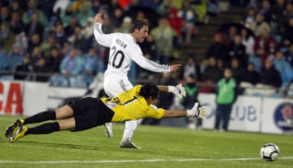 Higuaín anota ante Ustari el tercer gol del Madrid, el segundo en su cuenta particular.