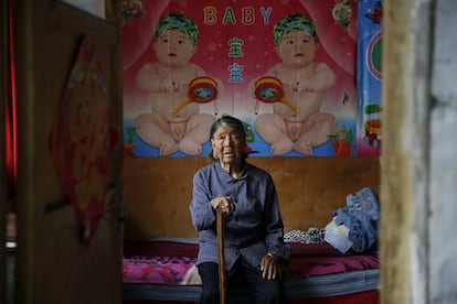 Hao Yuelian, que también fue "mujer de solaz", permanece sentada en su cama, sobre las que hay unos dibujos de unos bebés, en su casa de Taiyuan,en la provincia china de Shanxi. Su hija adoptada explica que lo peor que le ha quedado a Hao de su experiencia es su fertilidad, una circunstancia que su familia atribuye a lo que le ocurrió durante la guerra. Ella fue raptada con 17 años y usada como esclava sexual durante 20 días.
