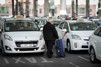 Cola de taxis en la estación de trenes de Atocha en Madrid.