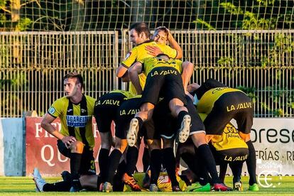 Los jugadores del Portugalete celebran un gol.