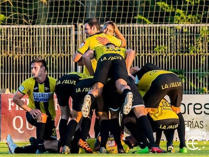 Los jugadores del Portugalete celebran un gol.